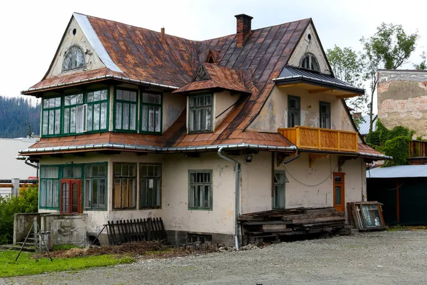 Starý dům postavený z cihel v Zakopane — Stock fotografie