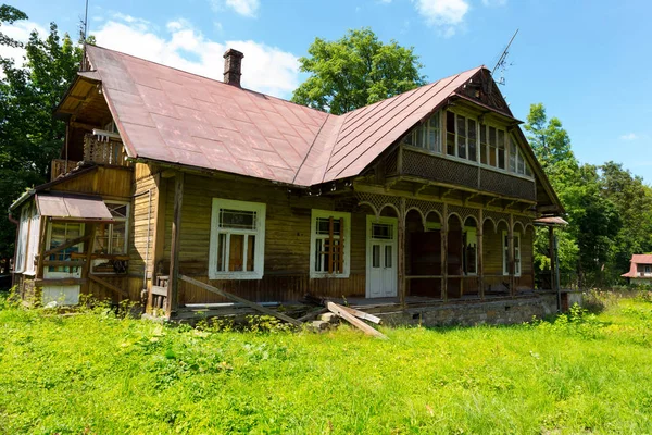 Gamla villa gjord av trä The Stefa i Zakopane — Stockfoto