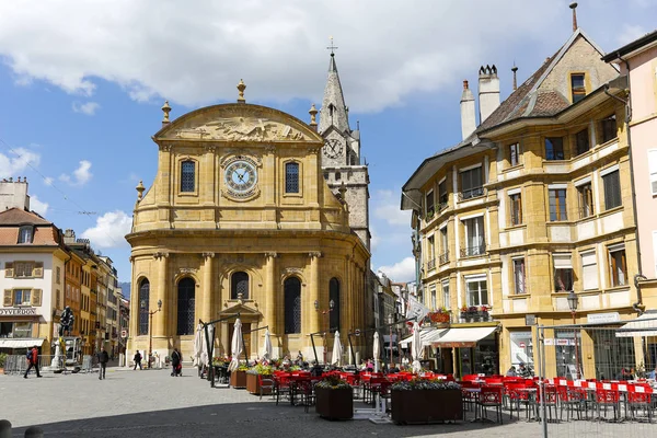 Protestant Church and outdoor restaurant — Stock Photo, Image