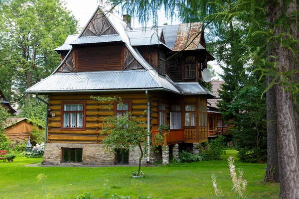 Residential building in a garden — Stock Photo, Image