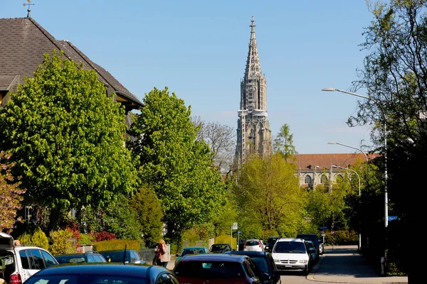 På tornet till katedralen dominerar staden — Stockfoto