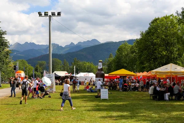 Trade stands and many people in Zakopane — Stock Photo, Image