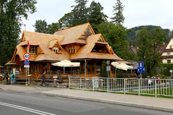 Geleneksel ahşap ev ve bölgesel Restoran — Stok fotoğraf