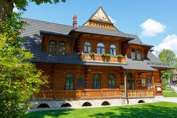 Villa con un tetto ripido a Zakopane — Foto Stock