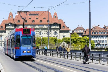 Mavi tramvay sürücüsü çapraz Bern Bridge'de