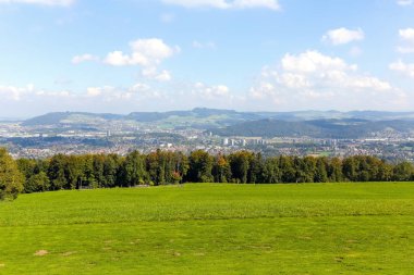 Uzak bir mesafede şehir