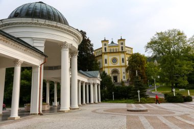 Colonnade ve varsayım Kilisesi