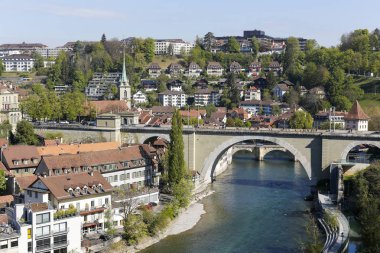Tarihi kent merkezine ve Aare Nehri üzerinde bir köprü