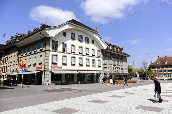 Edificio con fachada luminosa en la ciudad de Berna —  Fotos de Stock