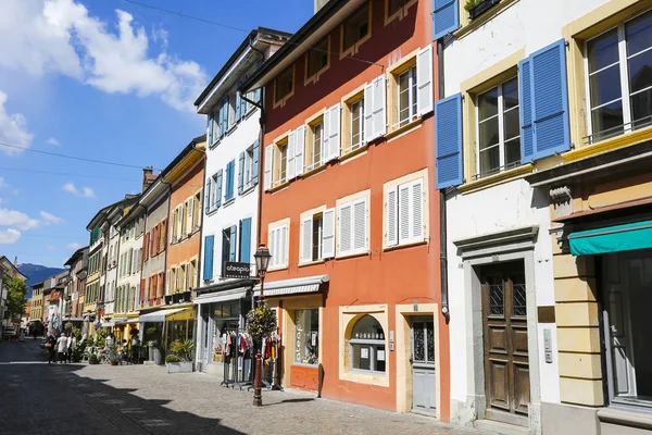 Colorful tenement houses with colorful shutters — Stock Photo, Image