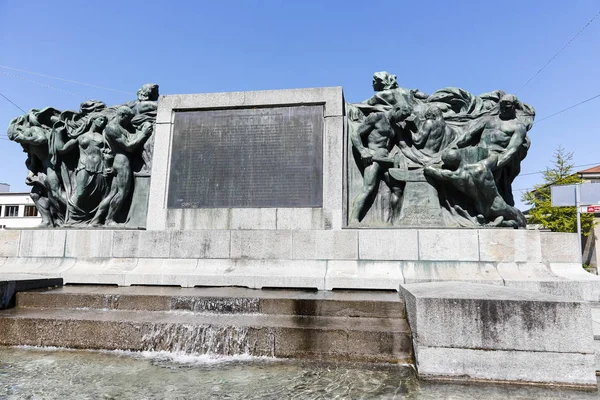 Огромный памятник с фигурами и фонтанами — стоковое фото