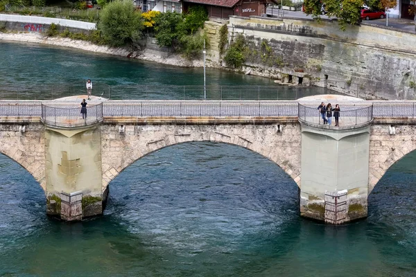 Ponte de pedra velha sobre um rio — Fotografia de Stock