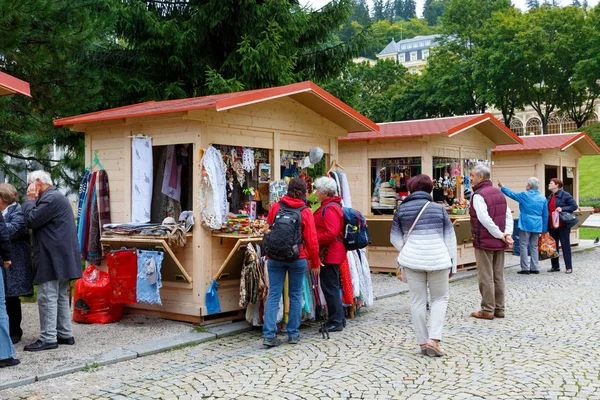 Burada bir turistik Hatıra Eşyası satın alabilirsiniz pavyonlar — Stok fotoğraf