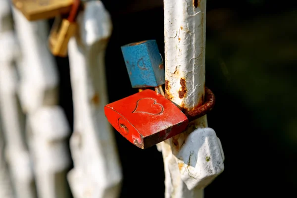 Red padlock locked on the bridge railing — Stock Photo, Image