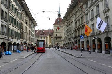 Sokak görünümünde bir yerde eski şehir Bern