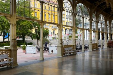 Colonnade duvar demir-döküm çerçevesinde 