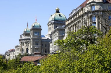 Federal Palace Bern ağaçlarda üzerinde