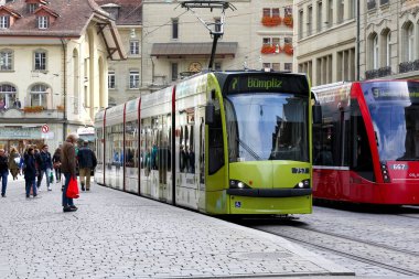 İki tramvay durağında durdu