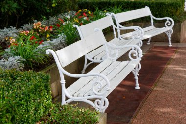 Bahçenizi yakınındaki beyaz banklar