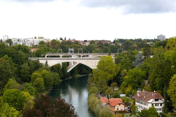 Aare folyó és két híd Bernben — Stock Fotó