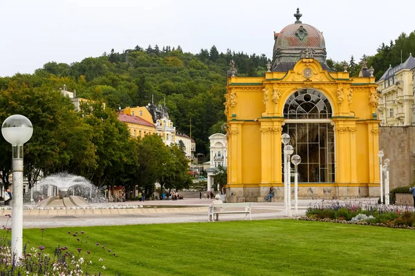 Boční pohled směrem k budově kolonády — Stock fotografie