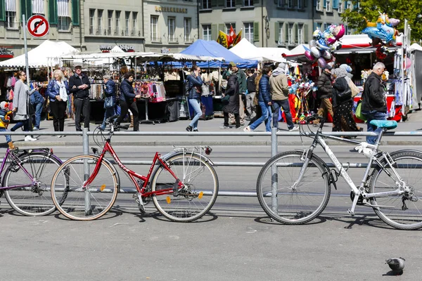 Trois vélos sont basés sur une barrière — Photo