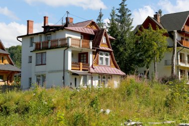 Çayır bir villa var