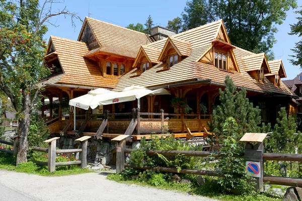 Большой деревянный бревенчатый дом — стоковое фото