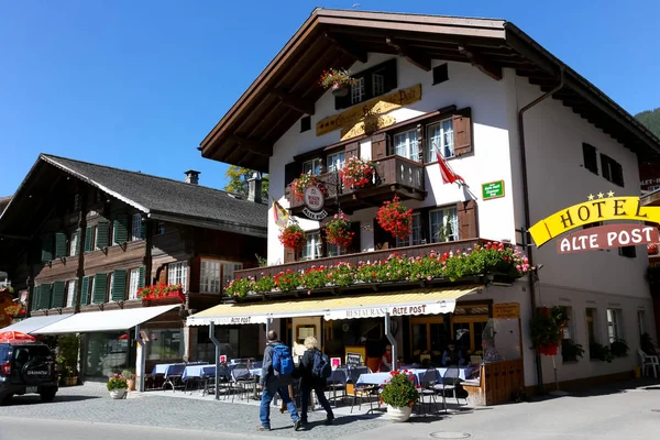 Alpine architectuur van het beroemde holiday resort — Stockfoto