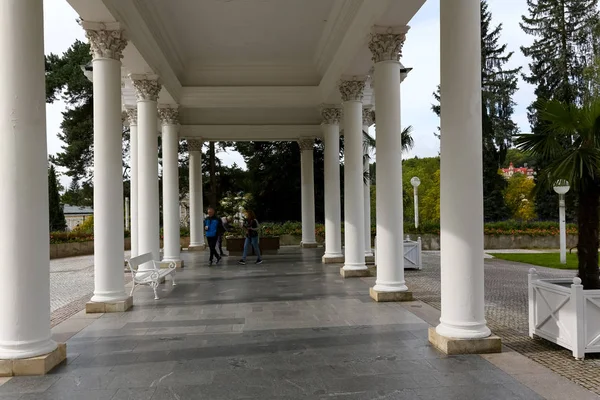 Caroline bahar Colonnade içinde — Stok fotoğraf