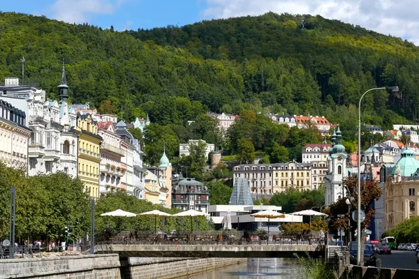 Karlovy Vary rodeado por colinas e florestas — Fotografia de Stock