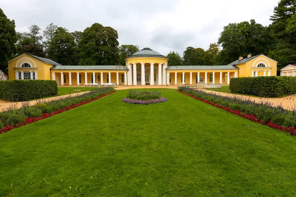 Niedriger, aber breiter Pavillon der Ferdinand-Quelle — Stockfoto