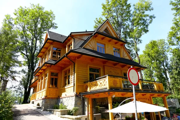 Bâtiment en bois modernisé à Zakopane — Photo