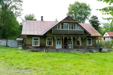 Eski ev önemli ölçüde yıkık görünüyor