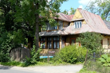 Eski ahşap villa yeşilliklerle çevrili