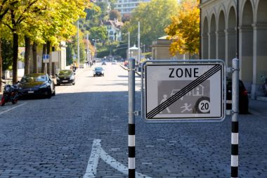 Yol işaret hız sınırlandırılması iptal eder.