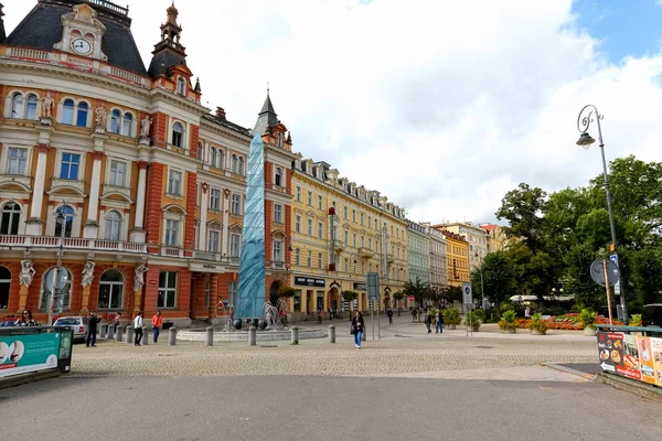 Vysoký obelisk přední velké zděné budovy — Stock fotografie