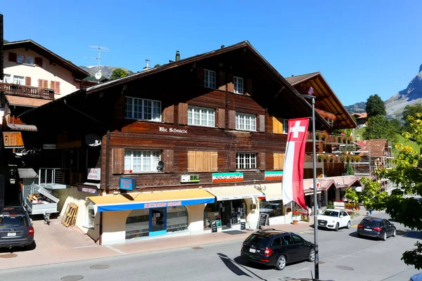 Den främsta fasaden på en traditionell alpin hus — Stockfoto
