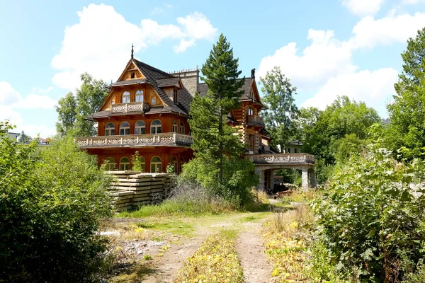 L'antica grande villa in legno a Zakopane — Foto Stock