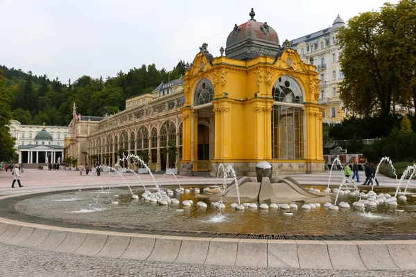 Der singende Brunnen und die prächtige Kolonnade — Stockfoto