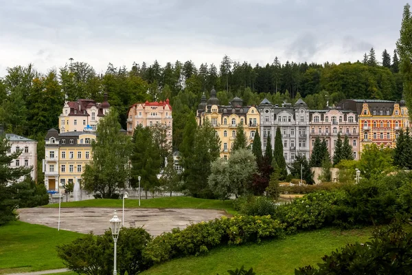 The variety of tenement houses among the greenery — Stock Photo, Image