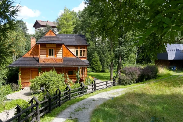 Villa traditionnelle en bois derrière la clôture — Photo