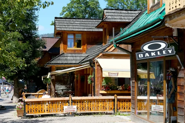 Traditionelle hölzerne Gebäude an der Krupowki-Straße — Stockfoto