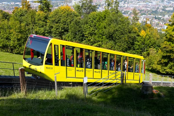 Carro amarillo del ferrocarril funicular panorámico —  Fotos de Stock