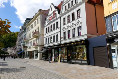 Bir satır alan gezinti yolu üzerinde çok sayıda bina