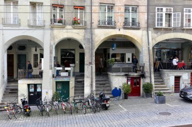 Arcades patika boyunca onları ile