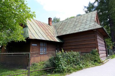 Kapının eski bir ahşap ev. 