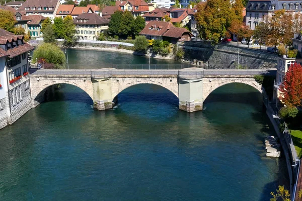 Puente conecta las orillas del río Aare — Foto de Stock