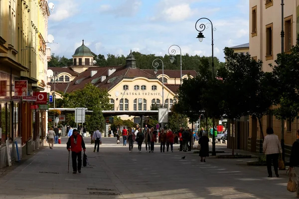 Gebäude am Ende einer Straße — Stockfoto