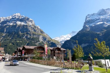 Köyün büyük rocky Dağları hakim